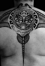 背部神奇的黑色部落饰品和字母纹身图案