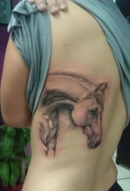 背部黑灰色的马头纹身图案