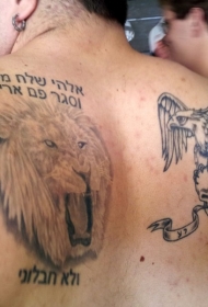 男性背部希伯来字符和狮子纹身图案