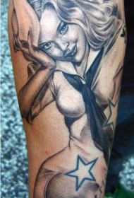 手臂非常逼真的黑白性感女孩纹身图案