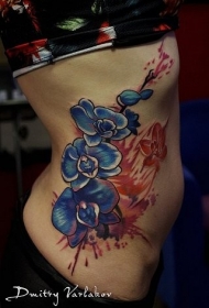 侧肋彩色好看的花朵纹身图案