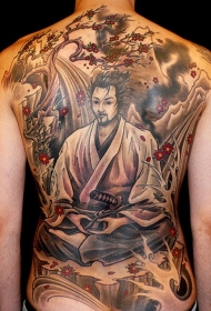满背日本武士和红色小花纹身图案