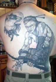 背部武士与狗纹身图案