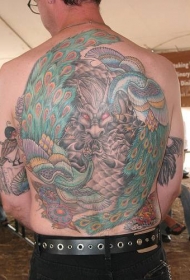 背部美丽的孔雀与龙纹身图案