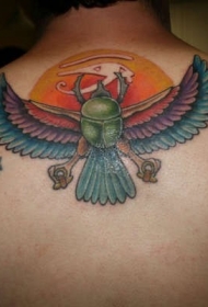 背部埃及主题丰富多彩的神秘鸟纹身图案