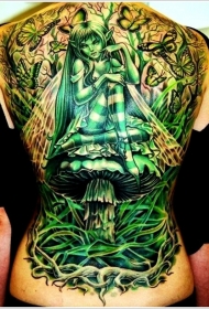 背部绿色的精灵藤蔓和蝴蝶纹身图案