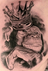 个性逼真的灰色猩猩和皇冠纹身图案