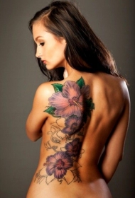 美女背部漂亮的五颜六色花朵纹身图案