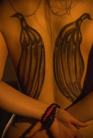 背部两个类似的翅膀纹身图案
