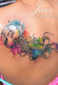 背部水彩画风格的水母纹身图案