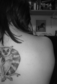 可爱的黑灰狐猴背部纹身图案