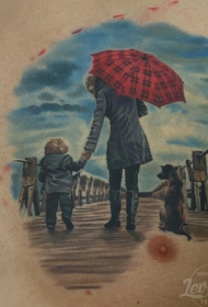 胸部彩色男性与儿童和狗在海洋码头纹身图案
