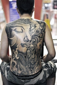 背部黑色的如来佛祖雕像和蛇纹身图案