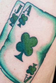 大臂绿色的四叶草扑克牌纹身图案