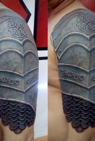手臂彩色钢铁般的盔甲与凯尔特符号纹身图案
