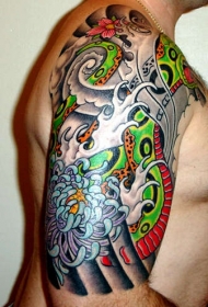 大臂亚洲风格的绿蛇和菊花纹身图案