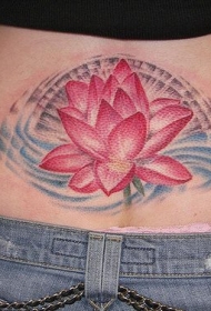 背部大红色的莲花纹身图案