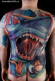 满背大型的彩绘鲨鱼与潜水员纹身图案