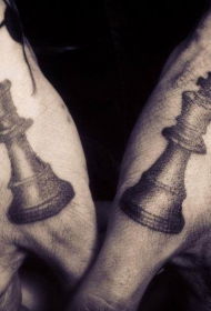 手背简单的黑色国际象棋纹身图案