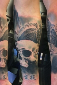 小臂新风格的彩色骷髅与鸟类纹身图案