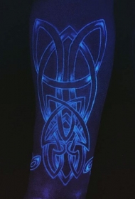 凯尔特风格的荧光图腾胳膊纹身图案