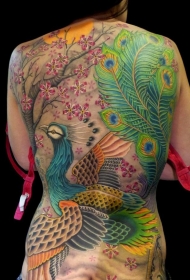 背部日本风格大型五彩孔雀和花朵纹身图案