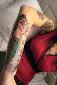 女生手臂经典风格的美人鱼纹身图案
