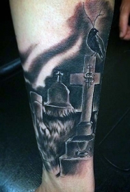 手臂黑色墓地与乌鸦十字架纹身图案