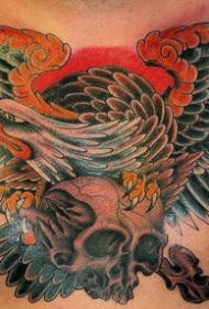 胸部骷髅与大翅膀老鹰纹身图案