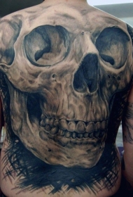 背部人类骷髅黑灰纹身图案