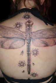 背部精致的蜻蜓和花朵纹身图案