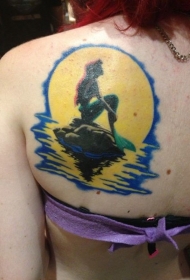 背部非常漂亮的彩色卡通美人鱼和月亮纹身图案