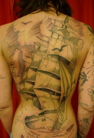 背部黑色线条的大帆船纹身图案