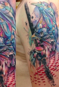 大臂水彩风格的彩色小鸟纹身图案