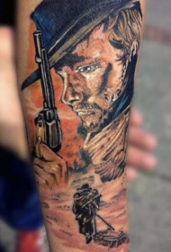 手臂简单的彩绘西部牛仔和手枪纹身图案