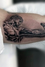 大臂内侧黑白古怪的蛇雕像纹身图案