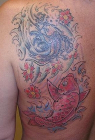 背部两只锦鲤鱼和花朵纹身图案团