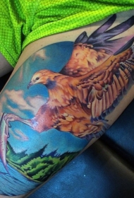 大腿美丽的彩色鹰与鱼纹身图案