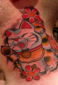 肩部卡通风格可爱的日本招财猫纹身图案