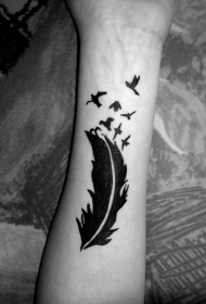 黑色羽毛小鸟个性手臂纹身图案