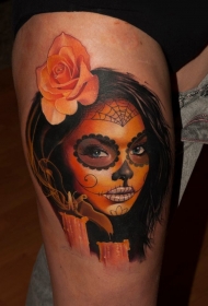 大腿彩色墨西哥妇女肖像与鲜花和蜡烛纹身图案