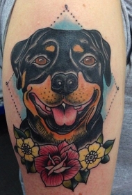 old school丰富多彩的罗威纳犬和花朵手臂纹身图案