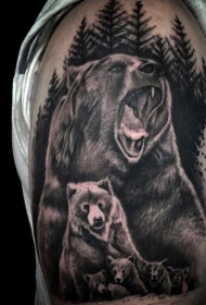 大臂逼真的黑色野生熊家庭纹身图案