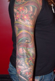 花臂彩绘龙和花卉纹身图案
