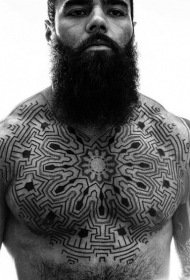 男性胸部黑色的迷宫般部落图腾纹身图案