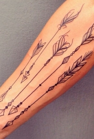 手臂美丽的印度箭头纹身图案
