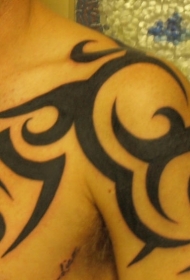 肩部黑色的部落线条图腾纹身图案