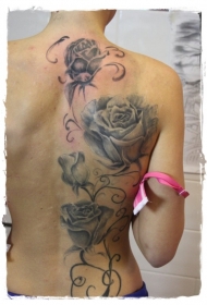 背部美丽的黑白玫瑰藤蔓写实纹身图案