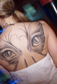 背部蝴蝶的翅膀与眼睛纹身图案
