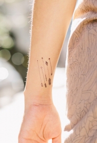 女孩手腕上的五个小箭头纹身图案